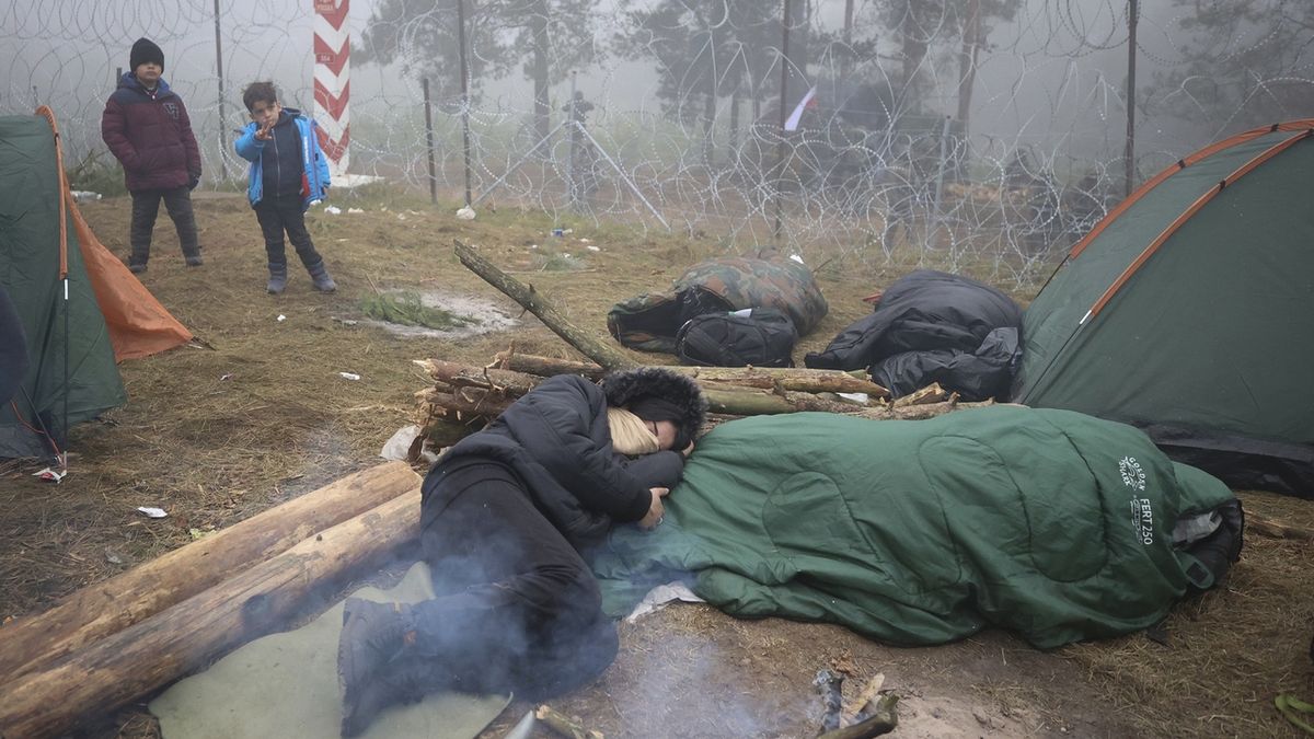 V lese na polsko-běloruské hranici zřejmě zemřelo roční dítě